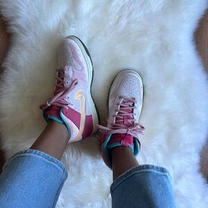 Nike dunk mid Social status strawberry milk